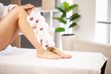 Pembe çiçekli uzun kadın bacakları ince.