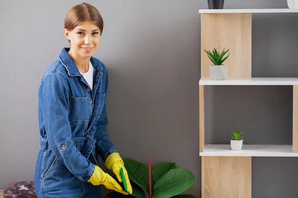 Portret van een jonge blije meid die het kantoor schoonmaakt — Stockfoto