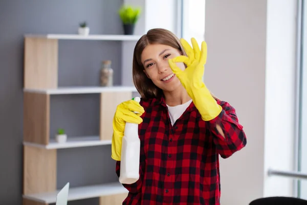 Jong gelukkig dienstmeisje die het kantoor schoonmaakt — Stockfoto