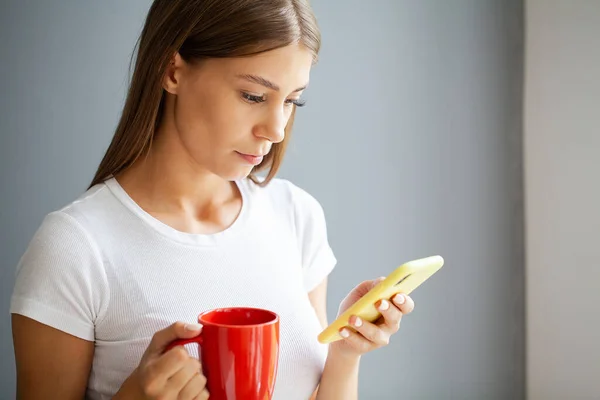 Mujer joven es adicta al teléfono — Foto de Stock