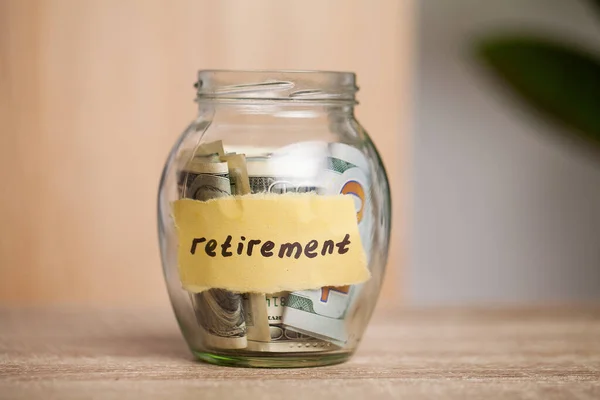 Vaso di vetro con dollari, risparmiare soldi per una pensione — Foto Stock