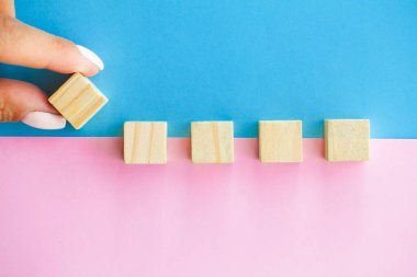 Boş tahta küp blokları gösteren ellerin yakın plan resmi