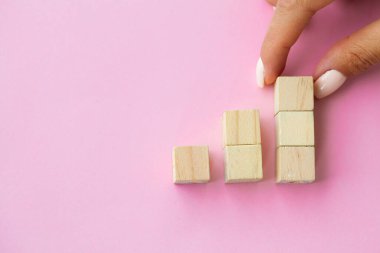 Boş tahta küp blokları gösteren ellerin yakın plan resmi