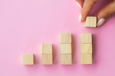 Boş tahta küp blokları gösteren ellerin yakın plan resmi