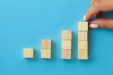 Boş alanı olan el düzenlemesi ahşap blok.