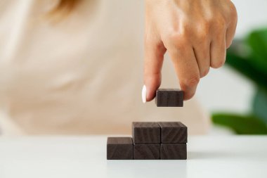 Tahta blokları merdiven şeklinde istiflemek için..