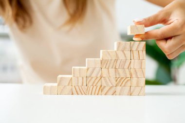 Merdivenler şeklinde dizilmiş ahşap küpü elle düzenleme