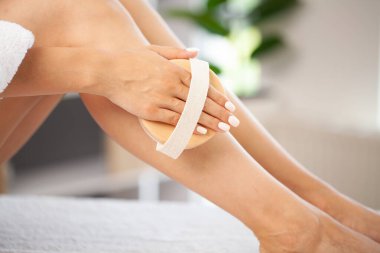 Genç kadın bir fırçalayın masaj yapma portre fotoğrafı