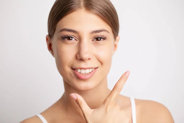 Vackert kvinnligt leende efter tandblekning förfarande. — Stockfoto