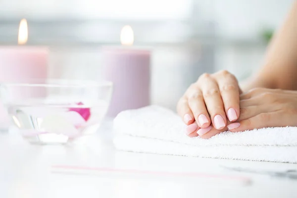 Glücklich hübsch frau herstellung manicure im sie badezimmer. — Stockfoto