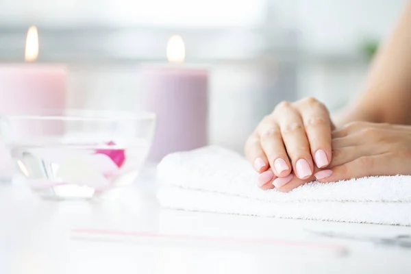 Szczęśliwa ładna kobieta robi manicure w łazience. — Zdjęcie stockowe