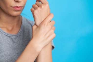 Kol kaslarında acı çeken güzel bir kadın..