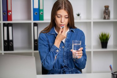 Güzel genç kadın alarak hap evde