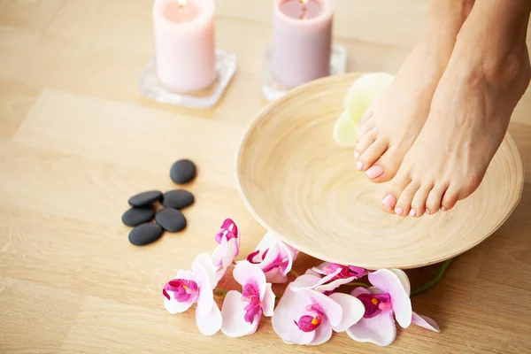 Nahaufnahme Foto einer weiblichen Füße im Wellness-Salon auf Pediküre-Verfahren — Stockfoto