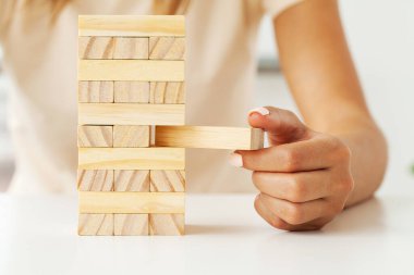 Genç bir iş kadınının eli Strateji ve planlama projesiyle odun bloğu oyunu oynayacak