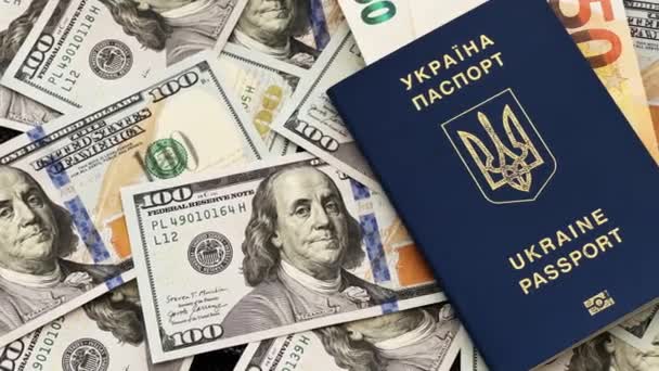 Pasaporte y dinero ucraniano, pasaporte biométrico de un ciudadano de Ucrania y dólares. — Vídeo de stock