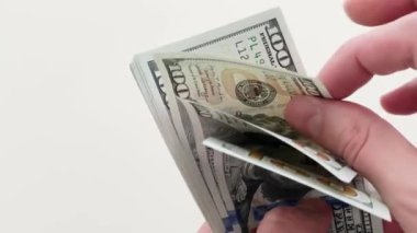 İşadamı elleri dolar sayıyor. Kapatın paraları.