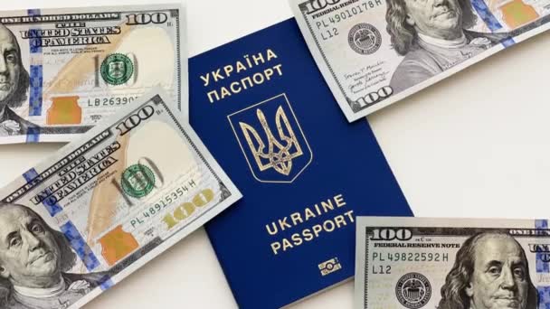 Timelapse, pasaporte y dinero ucraniano, pasaporte biométrico de un ciudadano de Ucrania y dólares. — Vídeo de stock