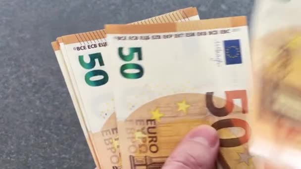 Üzletember kéz számolja az eurobankjegyeket közelről — Stock videók