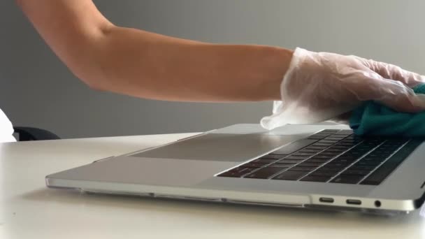 Femme mains essuyant clavier d'ordinateur portable avec désinfectant lingette humide. — Video