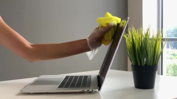Wanita tangan menyeka papan ketik laptop dengan pembersih basah disinfektan. — Stok Video