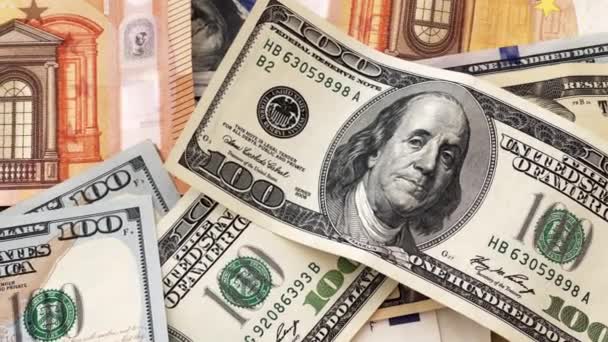 Amerikaanse honderd dollar en euro papiergeld stapel op kantoor. — Stockvideo
