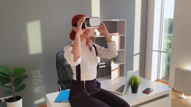 Kadın ofiste sanal gerçeklik gözlüğü kullanıyor. — Stok video