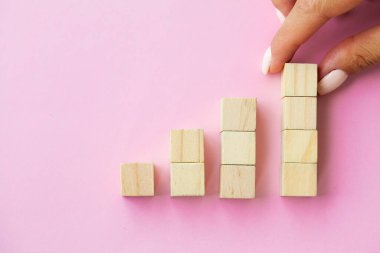 Merdivenler gibi dizili ahşap küpü elle düzenleme.