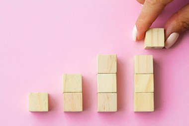 Merdivenler gibi dizili ahşap küpü elle düzenleme.