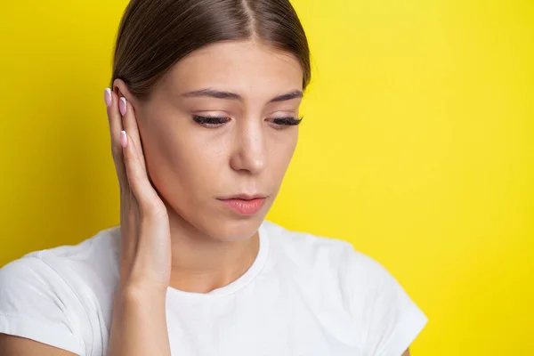 Close-up zijprofiel ziek vrouwtje met oorpijn aanraken van haar pijnlijke hoofd — Stockfoto