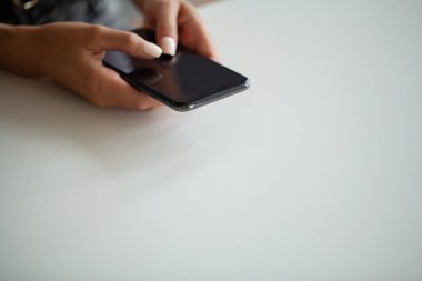 Akıllı telefonu ve sosyal ağlarıyla kafayı bozmuş güzel bir genç kadın.