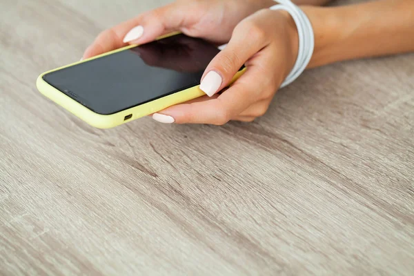 Kadın eli ve akıllı telefon, İnternet ve sosyal ağlara bağımlılık