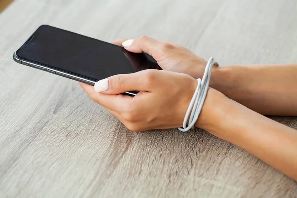 Kadın eli ve akıllı telefon, İnternet ve sosyal ağlara bağımlılık