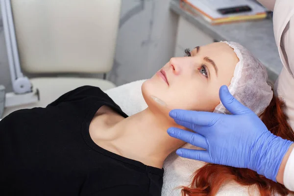 Mujer recibiendo masaje facial ultrasónico en máquina de ultrasonido facial. — Foto de Stock