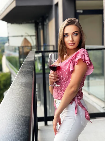 Jeune femme tenant un verre de vin rouge — Photo
