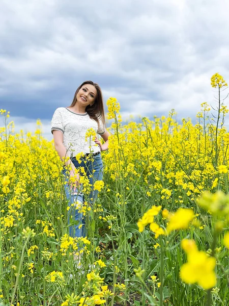 Adorável jovem mulher no campo amarelo brilhante — Fotografia de Stock