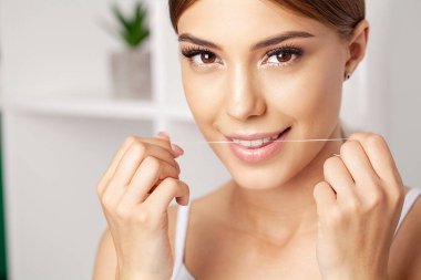 Diş ipiyle diş temizleme, mükemmel sağlıklı diş ipi.