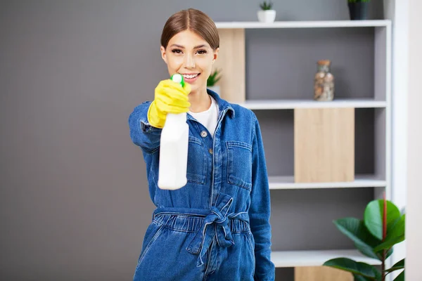 Jonge vrouwelijke werknemer schoonmaak kantoor in geel beschermende handschoenen — Stockfoto