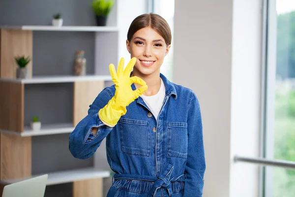 Portret van een gelukkige jonge schoonmaakster in het kantoor van het bedrijf — Stockfoto