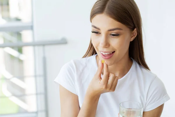 Hermosa Mujer Sosteniendo Aceite Pescado Píldora Mano — Foto de Stock