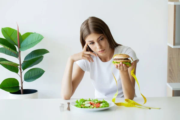 Vacker Ung Kvinna Väljer Mellan Hälsosam Mat Och Skräpmat — Stockfoto