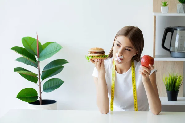Portre Kadın Hamburger Yemek Istiyor Ama Ağzı Tıkanmış — Stok fotoğraf