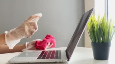Ofisteki Mutlu Hizmetçi Temizlik Klavyesi.