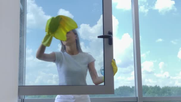 Παράθυρο Καθαρισμού Νέας Γυναίκας Στο Σύγχρονο Γραφείο — Αρχείο Βίντεο