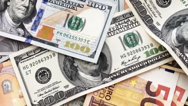 Tumpukan Tagihan Seratus Dolar Dan Euro Menyebar Dalam Kipas Berputar — Stok Video