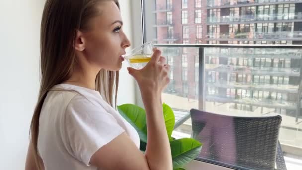 Slanke Jonge Vrouw Drinken Citroen Detox Water Slow Motion Genieten — Stockvideo