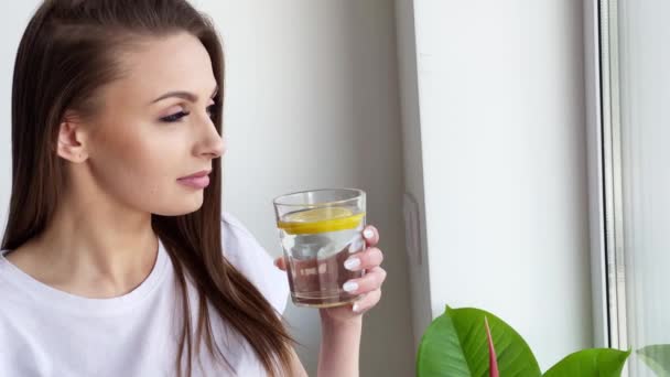 Mujer Joven Delgada Bebiendo Agua Desintoxicación Limón Cámara Lenta Disfrutando — Vídeo de stock