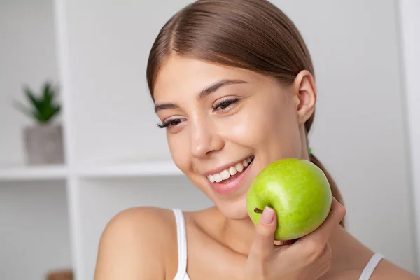 Vacker Kvinna Med Friska Vita Tänder Håller Grönt Äpple — Stockfoto