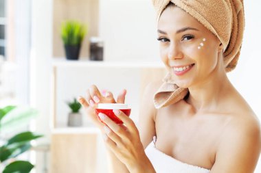 Güzel genç bayan her sabah cilt bakımı yapıyor..