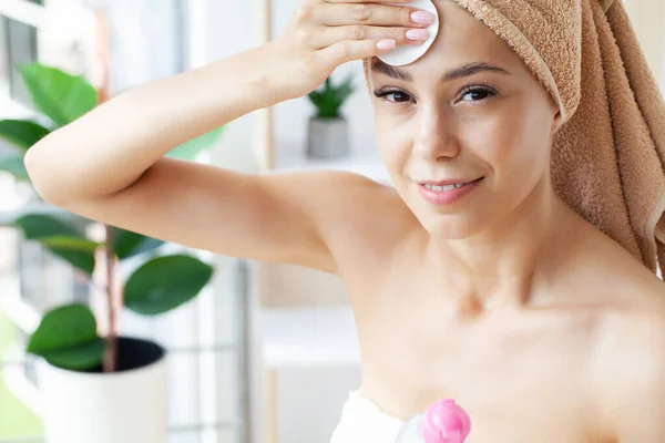 Pretty Young Lady Doing Daily Morning Skincare Procedures — Stock Photo, Image